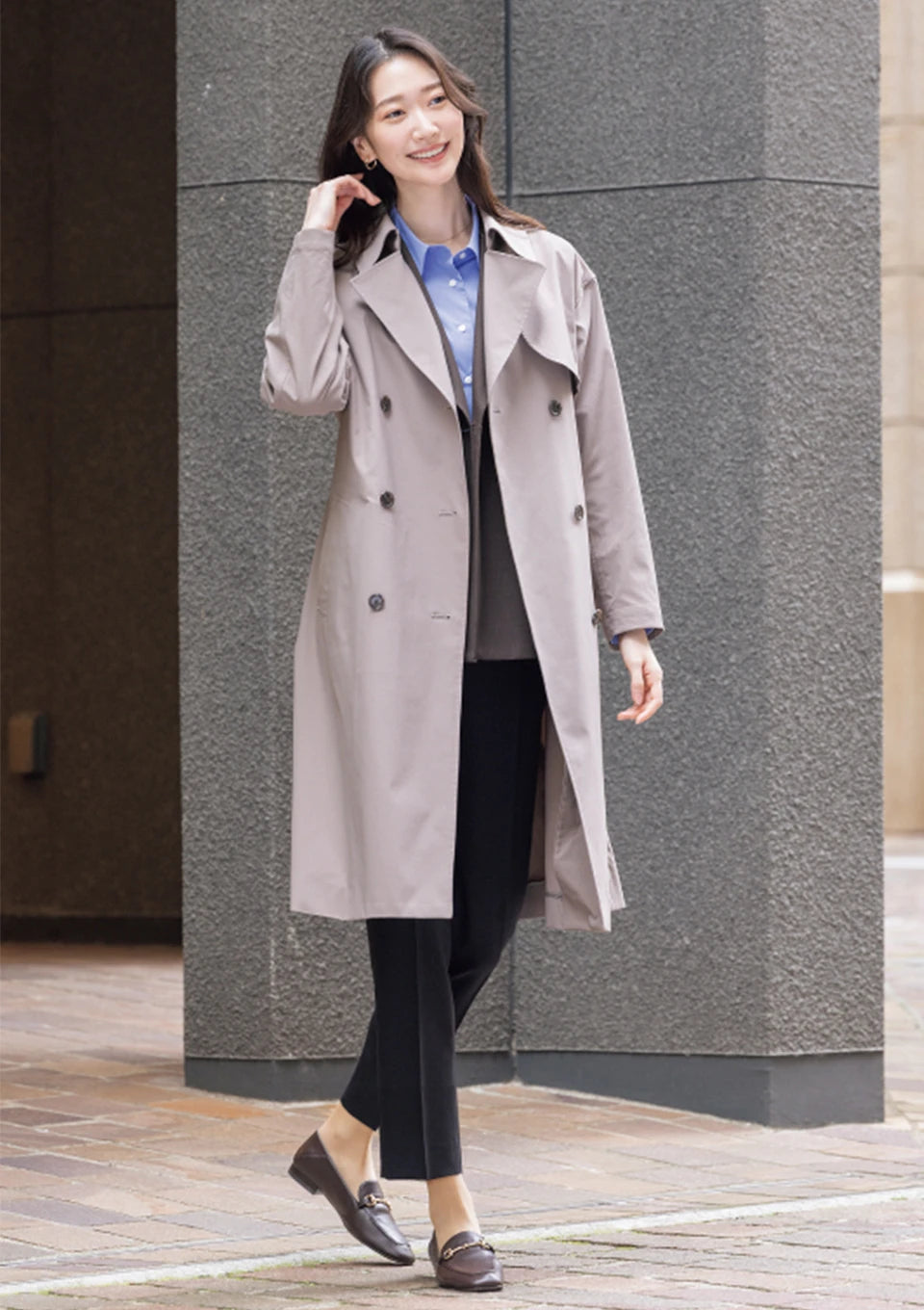 https://cdn.shopify.com/s/files/1/0790/7501/7011/files/aoki_sf_womenscoat_2025-recommend_yurutrenchcoat.webp?v=1763545202